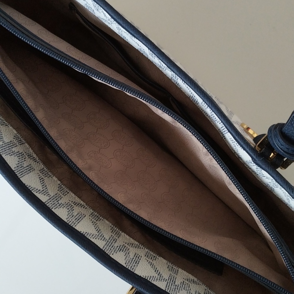 CHEAP PRICE! WOW! Michael Kors Purse - Picture 5 of 6